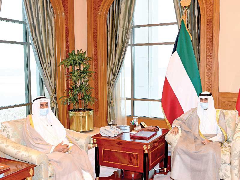 صاحب السمو أمير البلاد الشيخ نواف الأحمد مستقبلاً  رئيس المجلس الأعلى للقضاء رئيس محكمة التمييز المستشار أحمد العجيل أمس