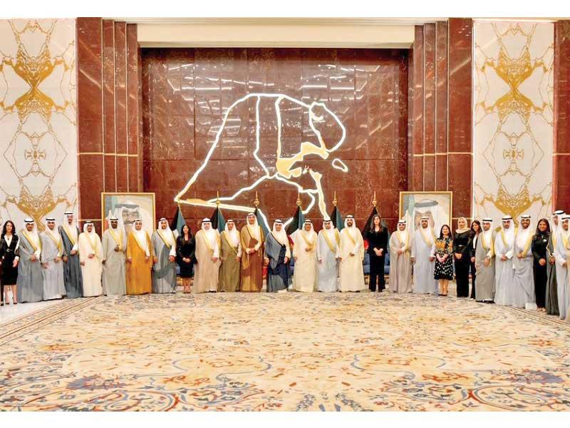 وزير الخارجية وزير الدولة لشؤون مجلس الوزراء الشيخ د. أحمد الناصر متوسطاً الملحقين الدبلوماسيين بعد أدائهم اليمين القانونية أمس