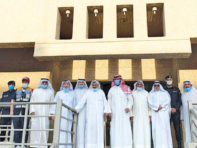 محافظ العاصمة، الشيخ طلال الخالد خلال لقائه مع أبناء منطقة الدعية 