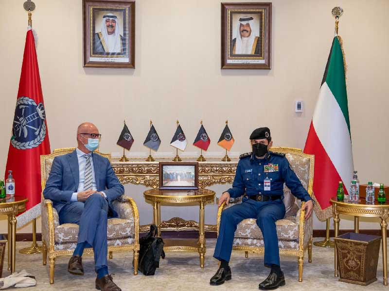 رئيس قوة الإطفاء العام، الفريق خالد المكراد مستقبلاً جيوفاني أمس