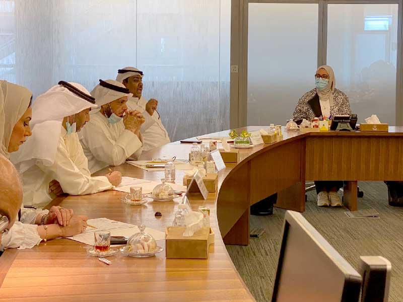 بوعركي خلال اجتماعها مع وفد البلدية أمس