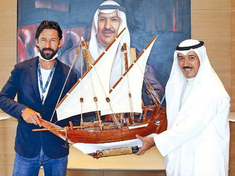 رئيس الاتحادين الكويتي والعربي للتنس الشيخ أحمد الجابر العبدالله  يقدم درعاً تذكارية إلى مارتن بلجريفر