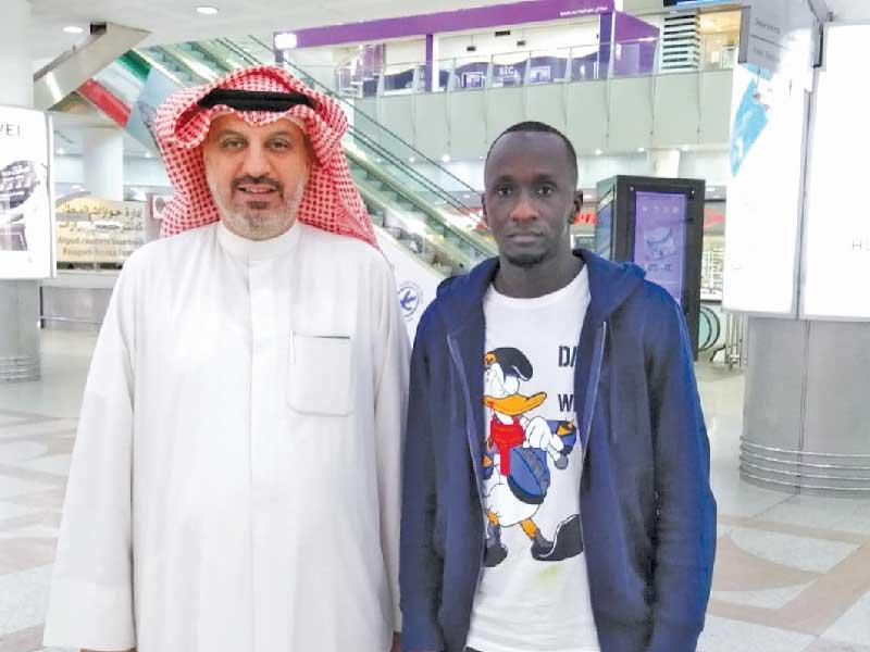 إداري الفريق حميد الحميدان يستقبل مهاجم الفريق السنغالي أوسينيو سيزار 