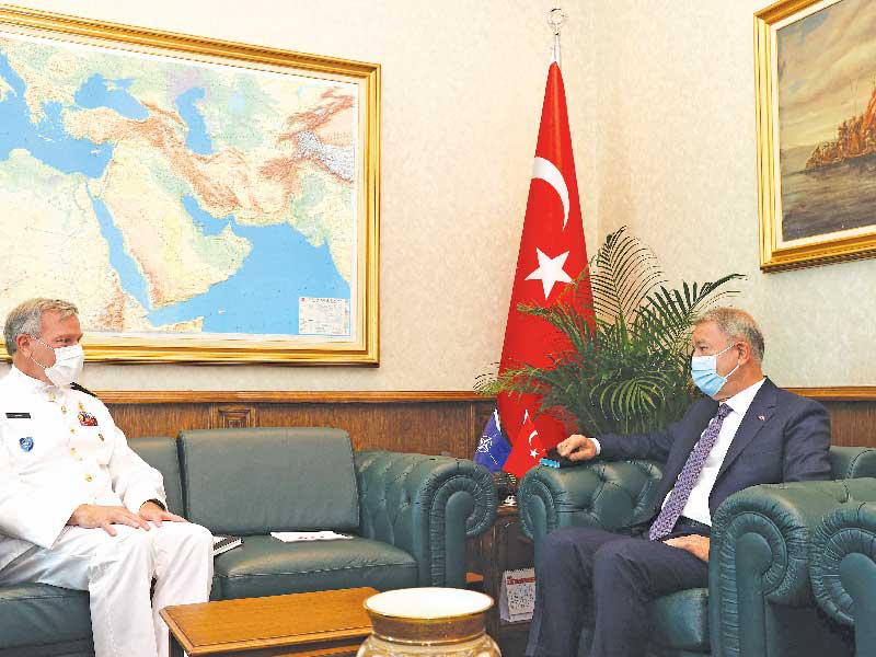 وزير الدفاع التركي خلوصي آكار مستقبلاً قائد قوات حلف شمال الأطلسي روب باور في أنقرة (أ ف ب)