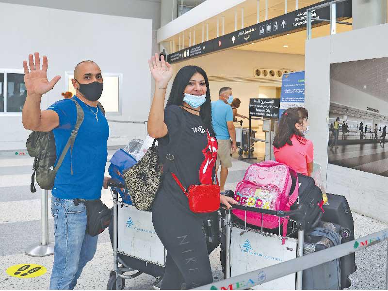  عائلة لبنانية تستعد لمغادرة مطار بيروت أمس (ا ف ب)
