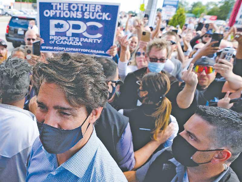 متظاهرون يرشقون رئيس الوزراء الكندي جاستن ترودو بالحجارة