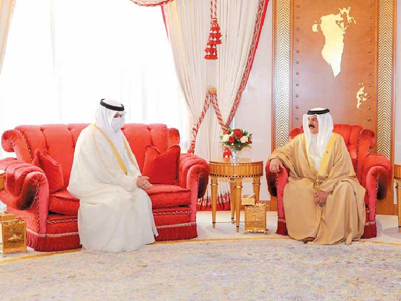 ملك البحرين خلال استقباله الهاشل أمس