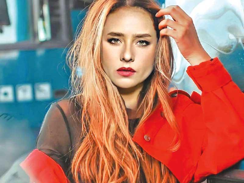 الفنانة نيللي كريم 