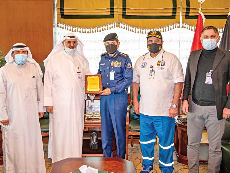  رئيس قوة الاطفاء العام الفريق خالد المكراد  مستقبلاً أعضاء الجمعية أمس