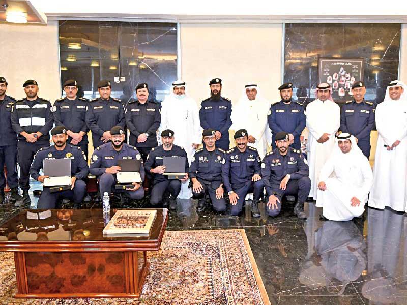 محافظ حولي علي الأصفر  متوسطاً المكرمين