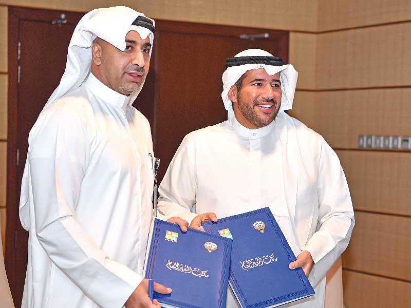 المدير العام للهيئة العامة للبيئة ورئيس مجلس الإدارة الشيخ عبدالله الأحمد و مدير الصندوق الوطني للمشاريع الصغيرة والمتوسطة عادل الحساوي عقب توقيع مذكرة تفاهم أمسt(تصوير عبدالله الخلف)