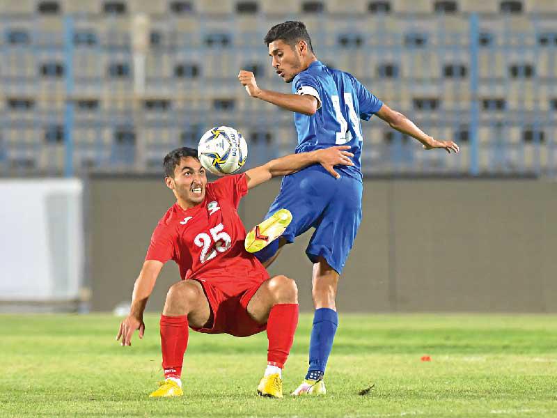 الرشيدي يحاول تجاوز الدفاع الفلسطيني بحركة مهارية  (تصوير عبدالرحمن العلي)