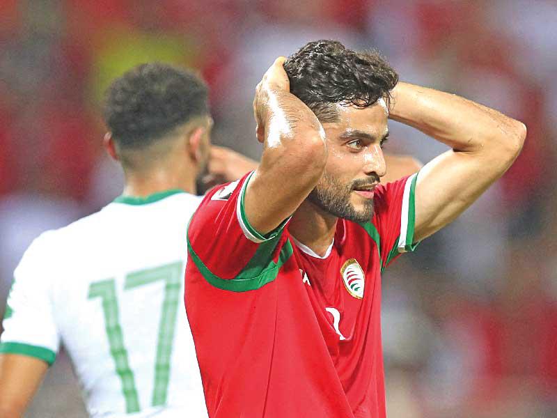 صدمة عمانية ويبدو أحد لاعبي المنتخب السعودي  (أ ف ب)