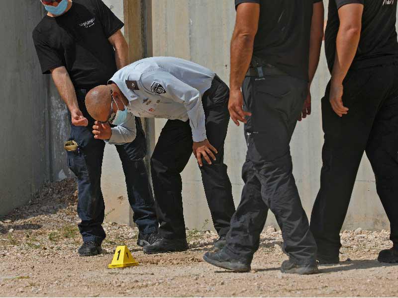 إسرائيل تعتقل أقارب  الأسرى الفارينn