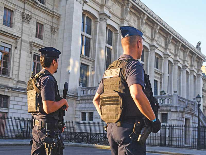 شرطيان فرنسيان يحرسان مبنى المحكمة في باريس أمس (ا ف ب)n