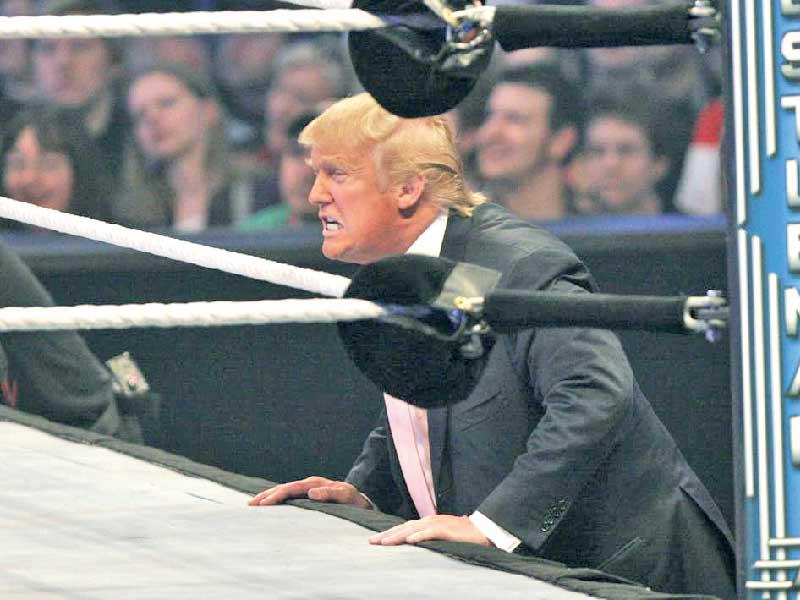 ترامب خلال متابعته مباراة ملاكمة (أرشيف)