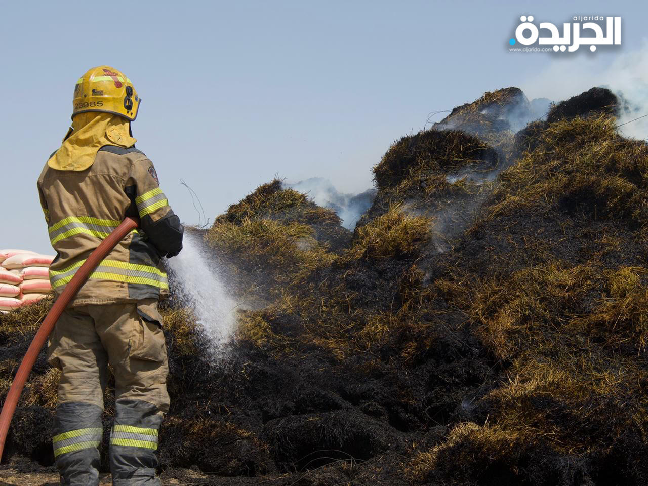 السيطرة على حريق اندلع في سوق الأعلاف على طريق الوفرة