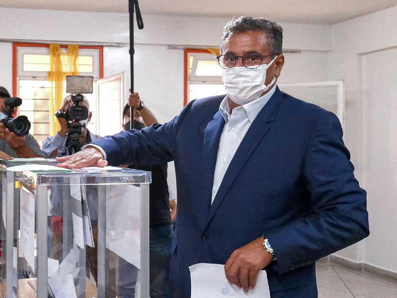 رجل الأعمال عزيز أخنوش الرابح الأكبر يدلي  بصوته أمس الأول (أ ف ب)