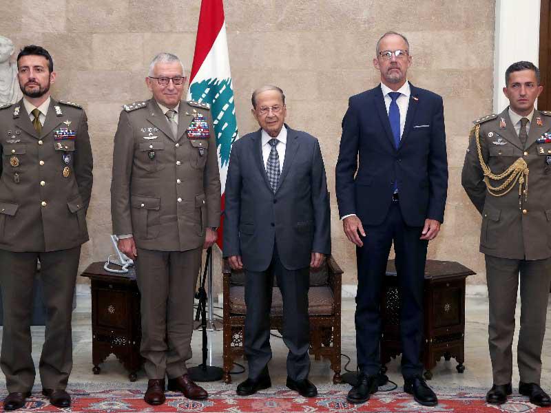  الرئيس اللبناني ميشال عون مستقبلاً وفداً عسكرياً أوروبياً برئاسة رئيس اللجنة العسكرية في الاتحاد الأوروبي الجنرال كلاوديو غراتسيانو 