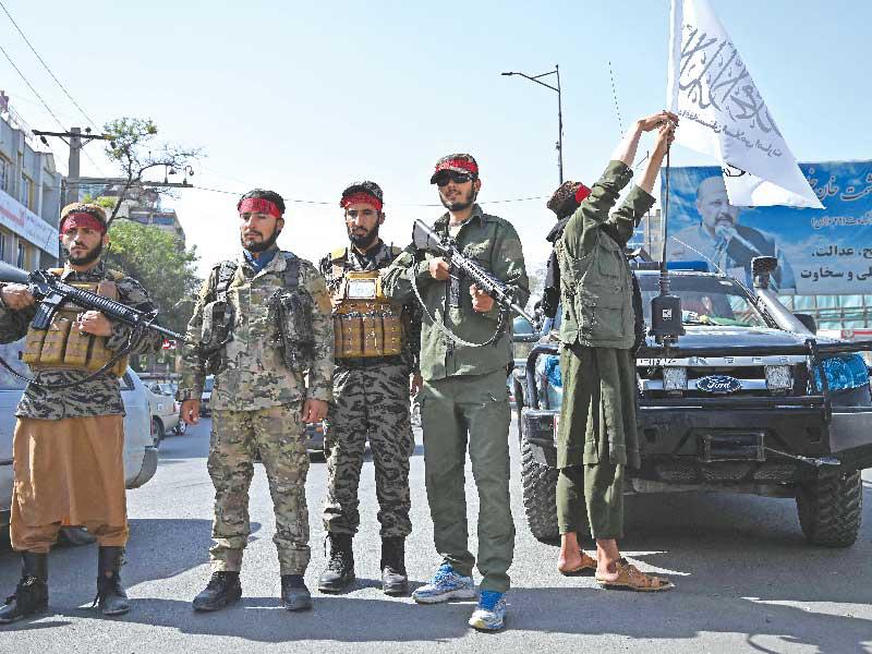  مسلّحون من «طالبان» ينصبون حاجز تفتيش في كابول أمس          (أ ف ب) 