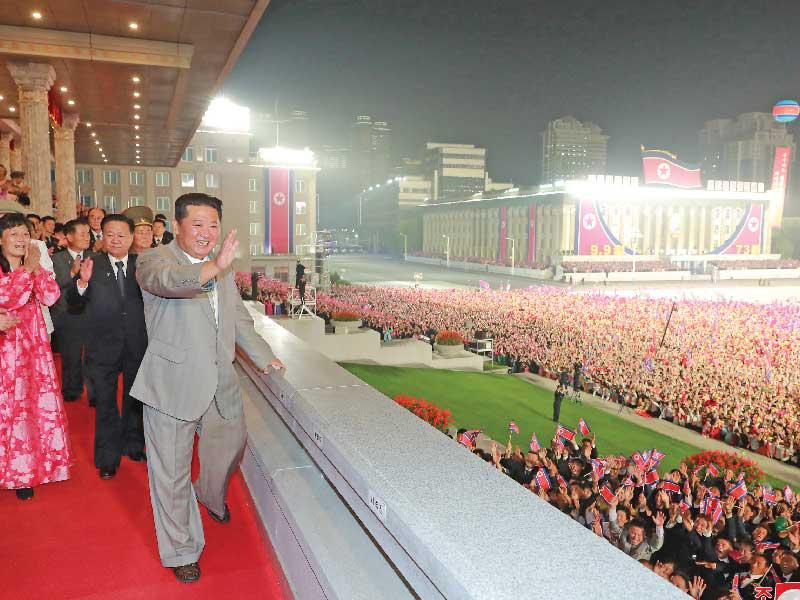 الزعيم الكوري الشمالي يحيي المشاركين في العرض العسكري (رويترز)        