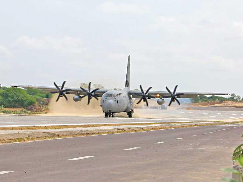 هبوط لطائرة عسكرية تابعة للجيش الهندي قرب باكستان