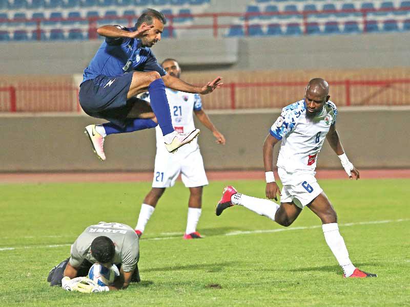 بدر الصعنون حارس مرمى الجهراء يلتقط الكرة من مهاجم الشباب (تصوير جورج رجي)