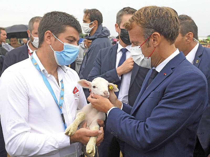  الرئيس الفرنسي إيمانويل ماكرون خلال مشاركته في الاجتماع السنوي السابع لمربي الماشية في جنوب فرنسا أمس الأول       (أ ف ب)