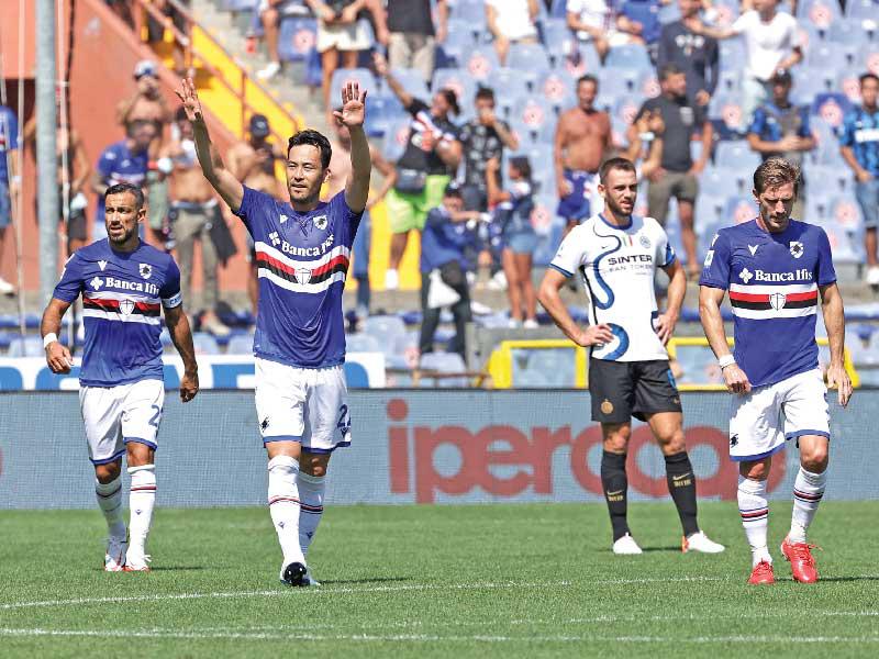 يوشيدا نجم سمبدوريا يحتفل بهدفه في مرمى إنتر ميلان