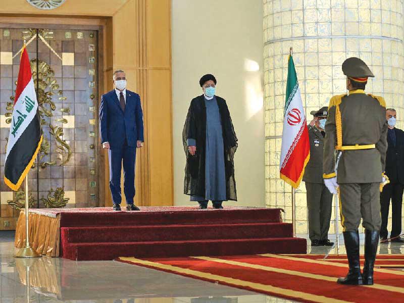 الرئيس الإيراني الجديد إبراهيم رئيسي مستقبلاً رئيس الوزراء العراقي مصطفى الكاظمي لدى وصوله إلى طهران أمس (إرنا)