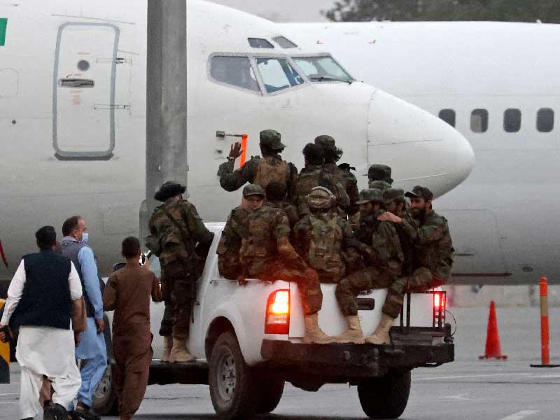  دورية لـ«طالبان» داخل مطار كابول أمس (ا ف ب)