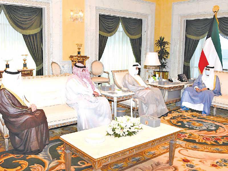 سمو ولي العهد، الشيخ مشعل الأحمد مستقبلاً وزراء الدفاع والخارجية والداخلية أمس