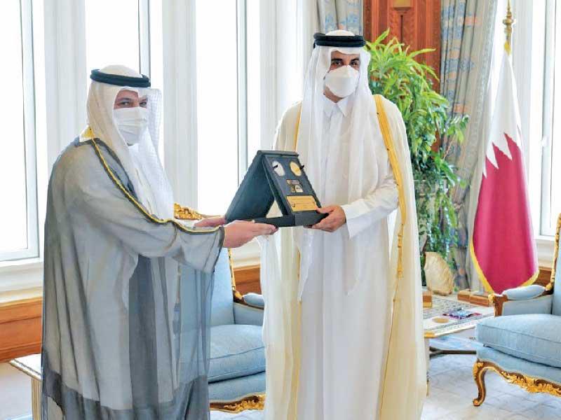 محافظ بنك الكويت المركزي الدكتور محمد الهاشل يسلم المسكوكة التذكارية إلى أمير قطر أمس