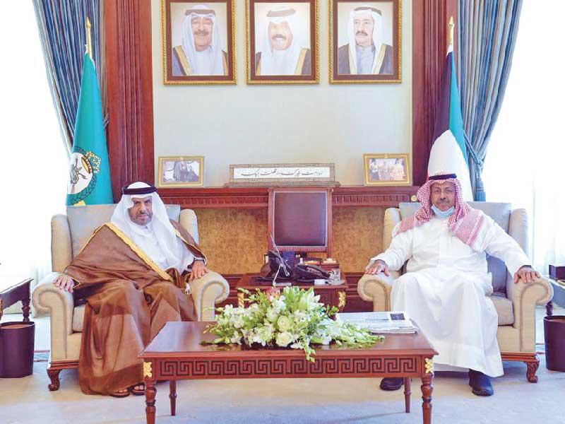 نائب رئيس الحرس الوطني، الفريق أول متقاعد، الشيخ أحمد النواف  مستقبلا سفير قطر أمس