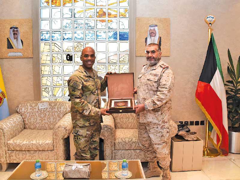 رئيس الأركان العامة للجيش الفريق الركن خالد الصالح  مستقبلا المسؤول الاميركي