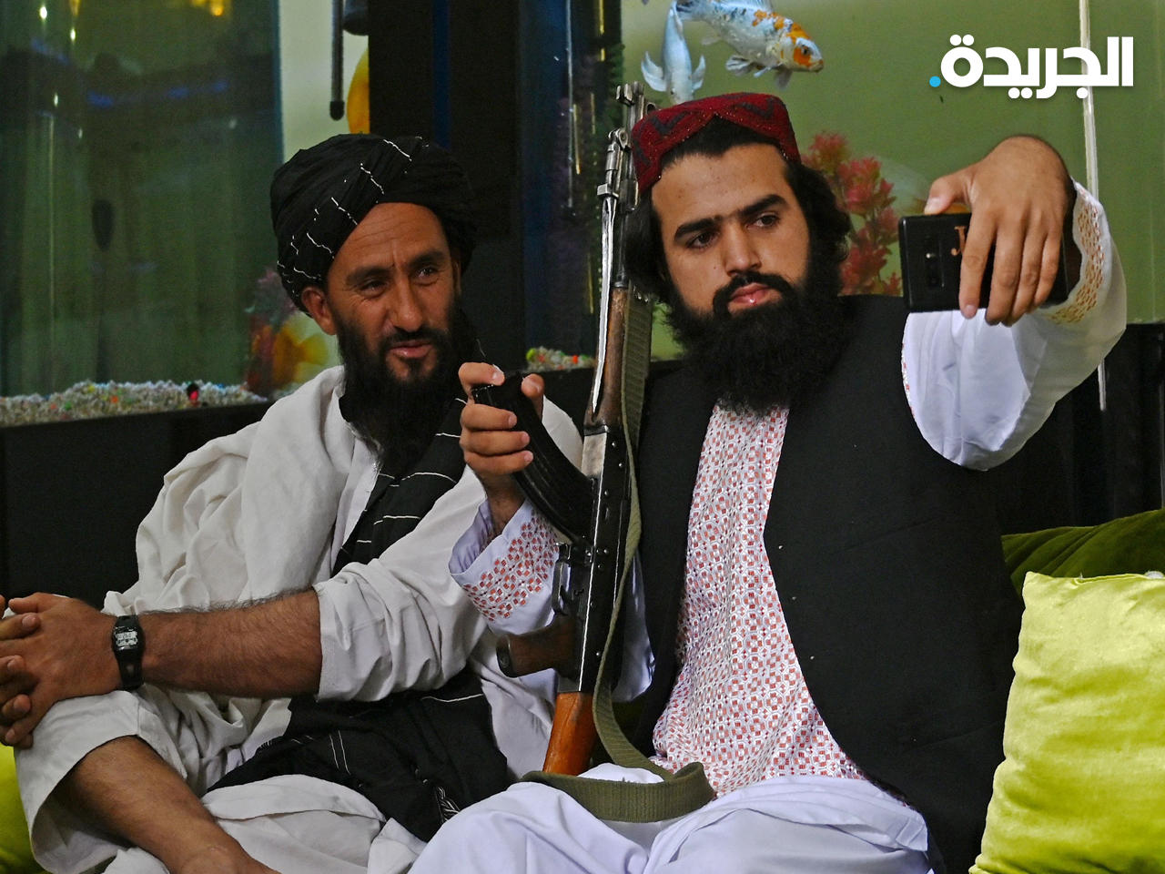 مقاتلات من طالبان يلتقطون «سيلفي» داخل منزل أمير الحرب الأفغاني عبدالرشيد دوستم