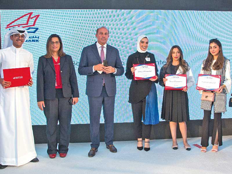 لقطة جماعية مع طلاب التدريب الميداني