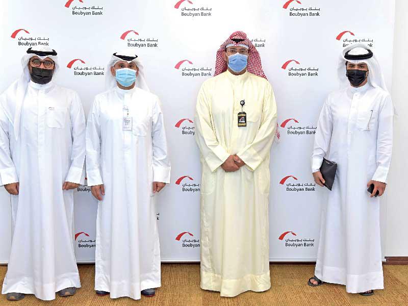 ممثلو وزارة التجارة والصناعة والبنك خلال السحب