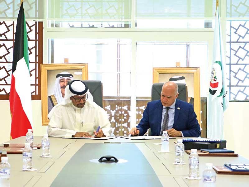 أثناء توقيع مذكرة الإطار