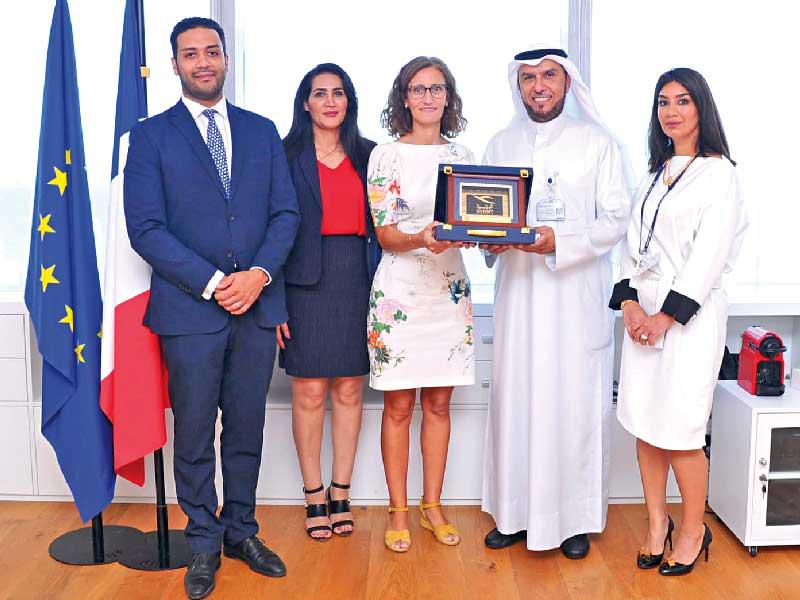 مدير دائرة العلاقات العامة والإعلام في الخطوط الكويتية فايز العنزي يسلم إلى المستشارة فونكرن درعاً تذكارية