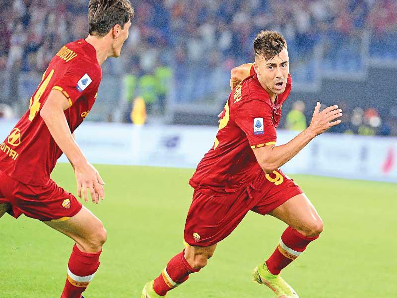 الشعراوي نجم روما يحتفل بهدفه في مرمى ساسولو