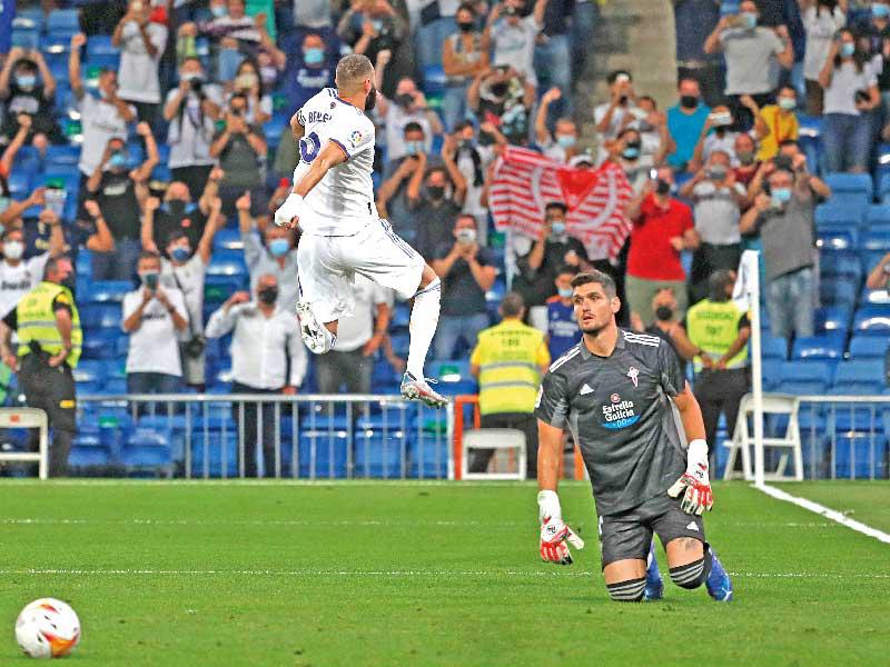 بنزيما نجم ريال مدريد يحتفل بالهدف الخامس