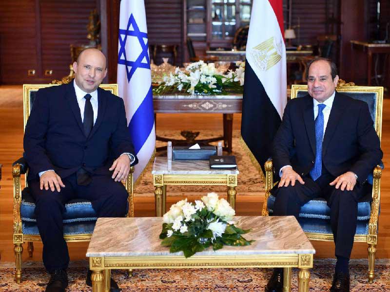 الرئيس المصري عبدالفتاح السيسي مستقبلاً رئيس الحكومة الإسرائيلية الجديد نفتالي بينيت في شرم الشيخ أمس (تويتر)