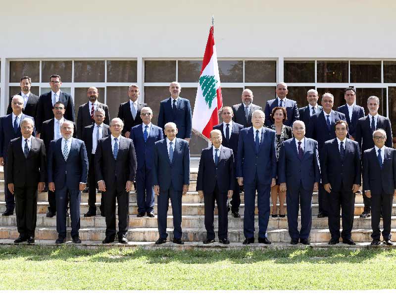 الصورة التذكارية للحكومة اللبنانية الجديدة (رويترز)