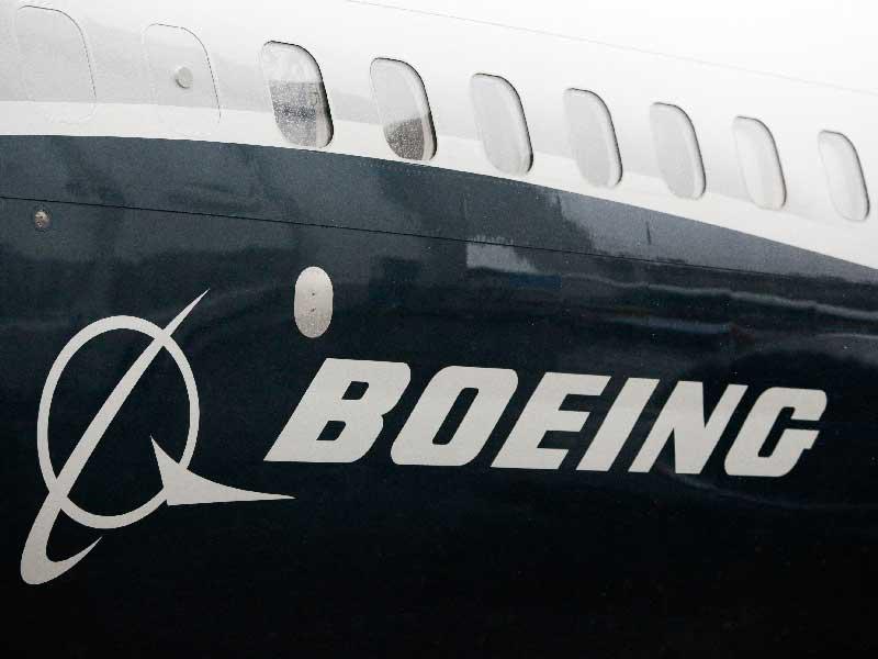  طائرة مدنية من نوع بوينغ 737