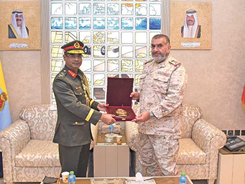 رئيس الأركان العامة للجيش الفريق الركن خالد الصالح  خلال استقباله الوفد البنغلادشي أمس