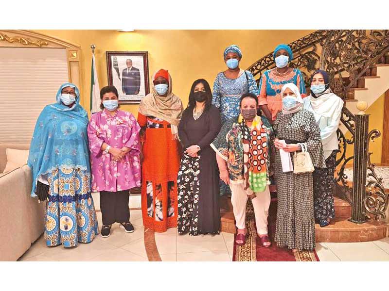 هالة المحمد تتوسط أعضاء لجنة المرأة الدبلوماسية