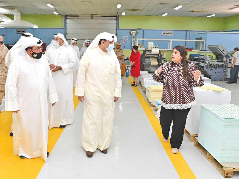  نائب رئيس مجلس الوزراء وزير الدفاع الشيخ حمد الجابر خلال الجولة 