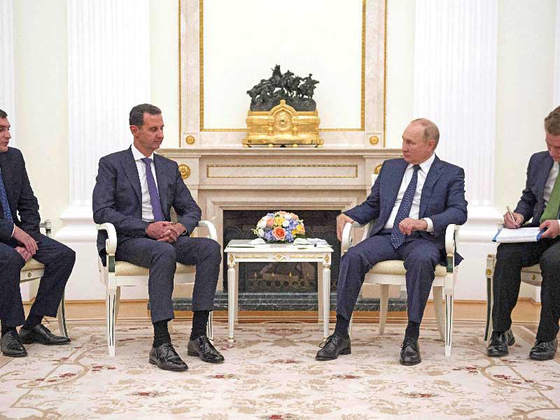 الروسي فلاديمير بوتين مستقبلاً نظيره السوري بشار الأسد بـ «الكرملين» في موسكو مساء أمس الأول (أ ف ب)