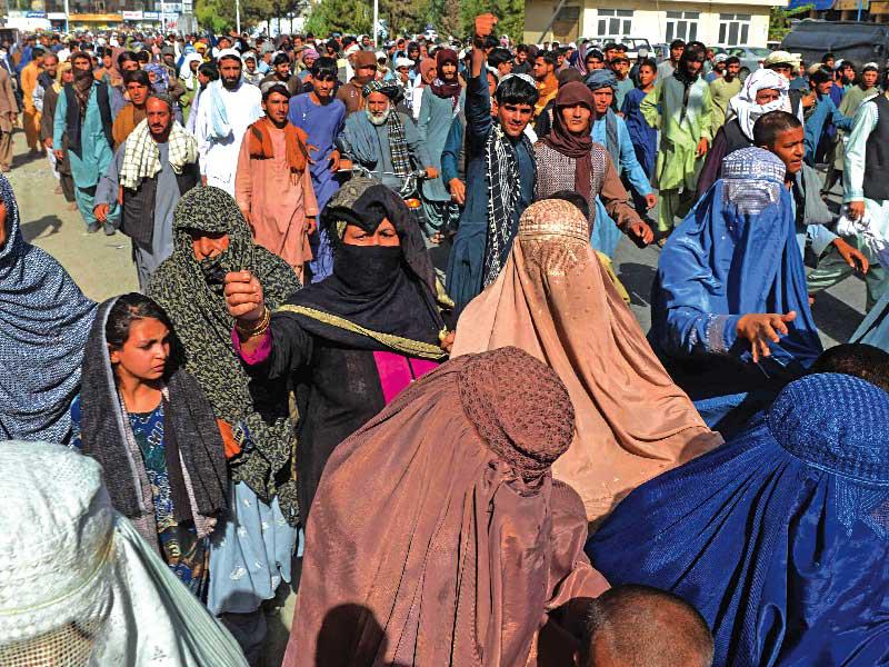  أفغان يتظاهرون ضد قرار «طالبان» إجلاءهم من منازلهم في قندهار أمس       (أ ف ب)